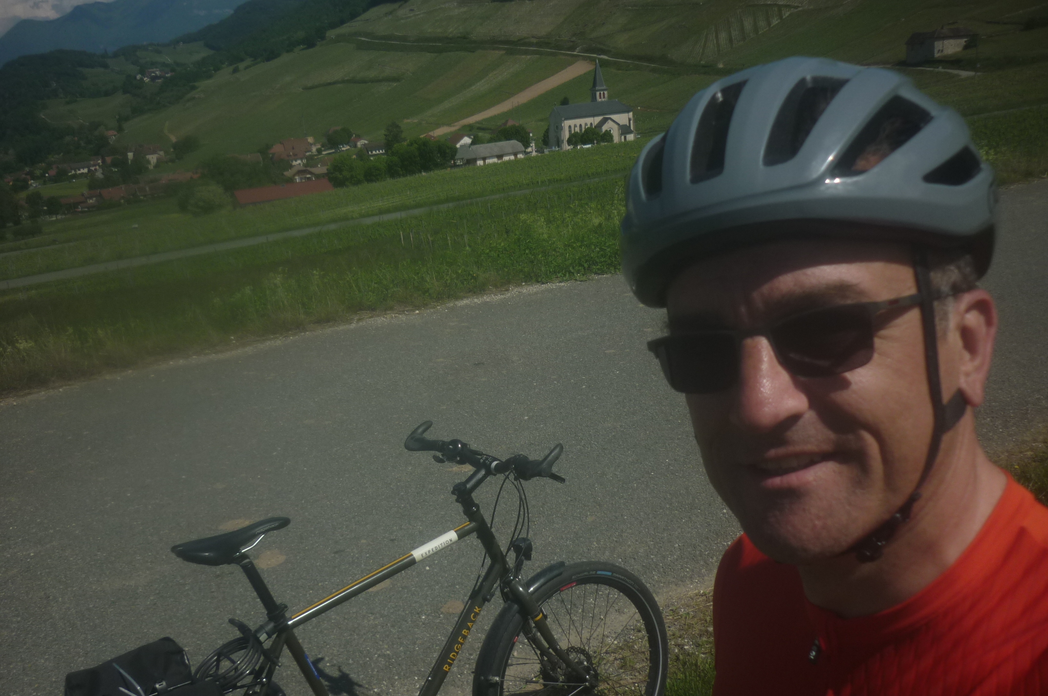 Rolando —avec le plus fidèle compagnon de vie sur route, Ridgeback Expedition— en vue de Jongieux, 2025